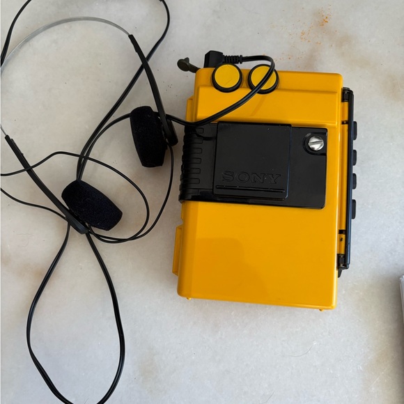 Sony Yellow Sports Walkman Cassette Player with FM/AM - Picture 3 of 4